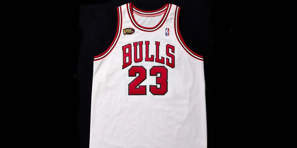 Maillot de basket blanc avec numéro rouge 23 et texte 'Bulls' devant.