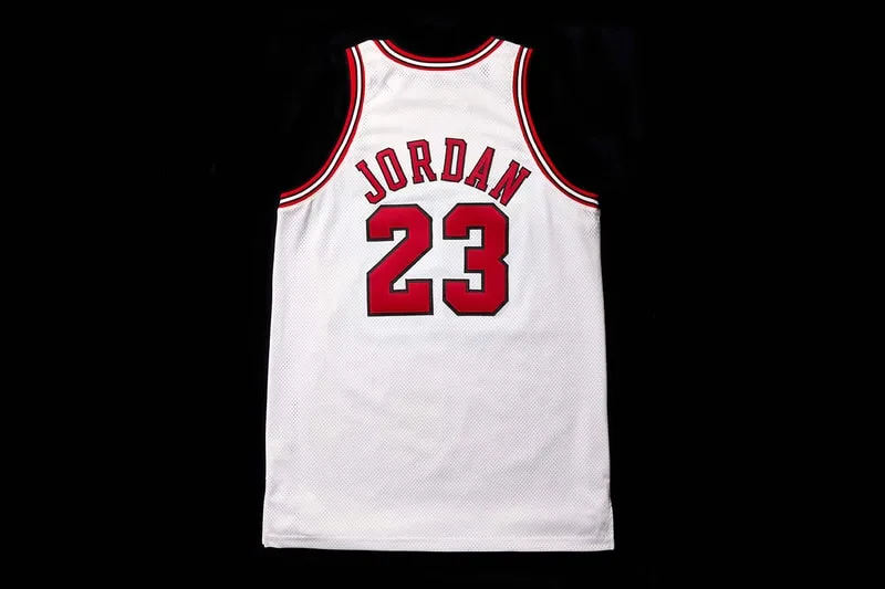 Maillot de basket blanc avec numéro 23 et nom Jordan au dos.