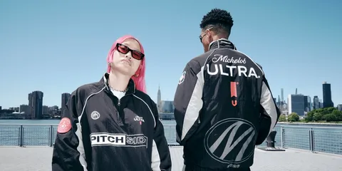 Deux personnes avec des vestes PITCHSIDE, vue de New York.