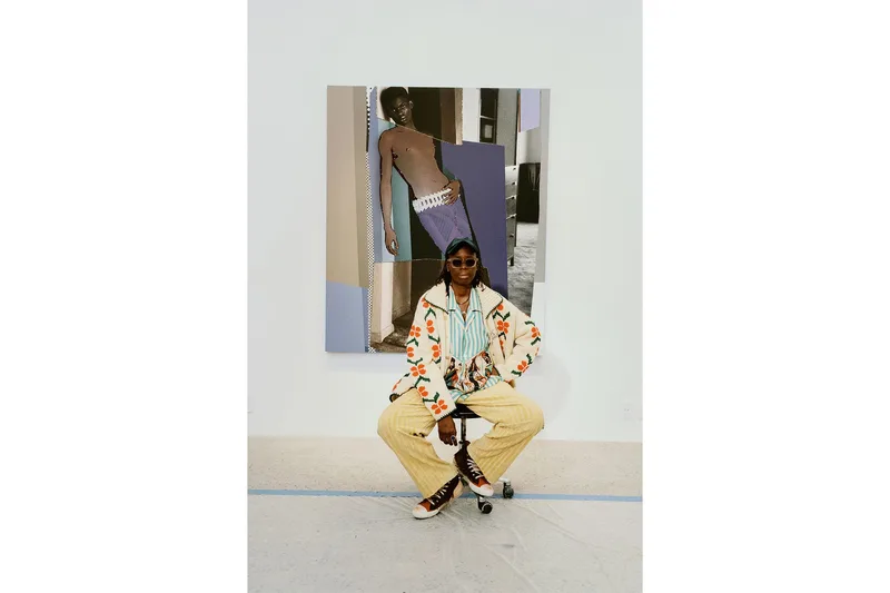 Personne assise devant une grande photo dans une galerie d'art moderne.