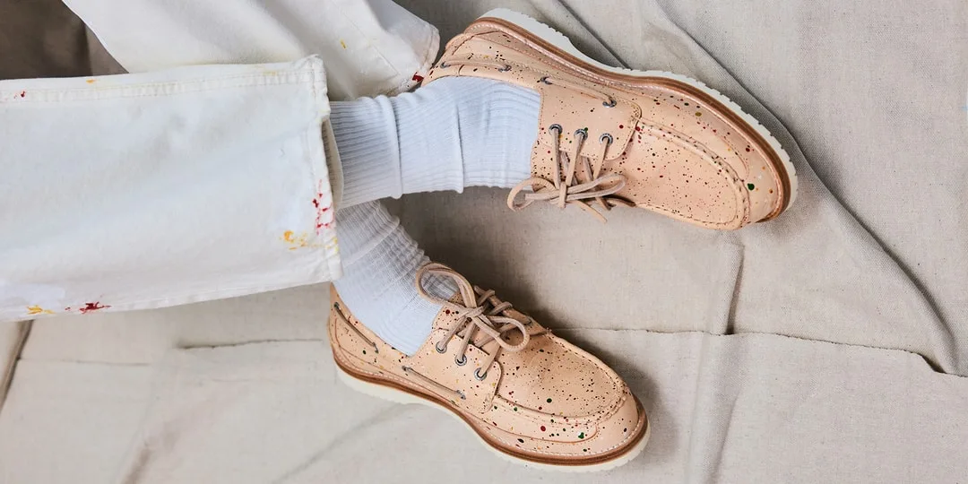 Chaussures bateau beiges sur fond de tissu.