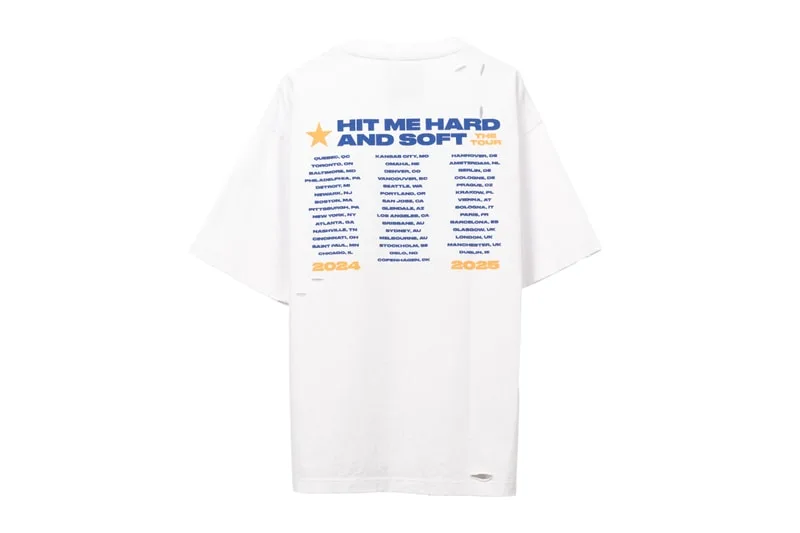 T-shirt blanc avec liste de villes d'une tournée en 2024 et 2025.