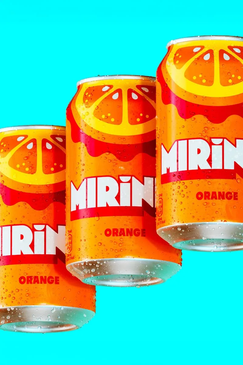Canettes orange avec tranches d'orange, fond turquoise