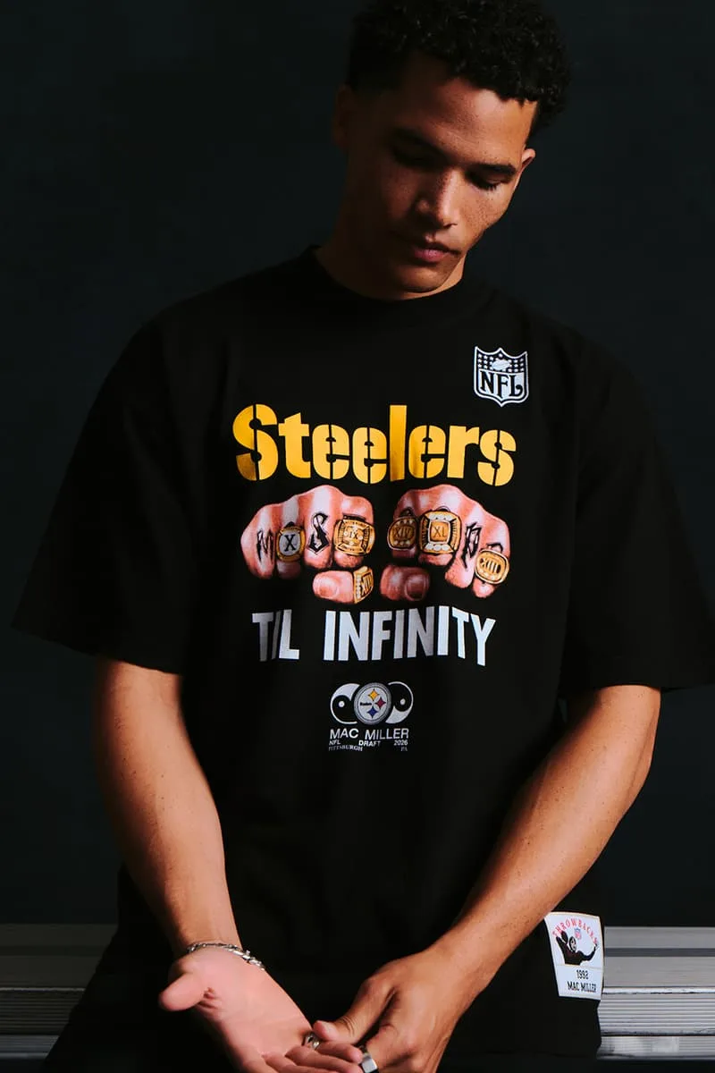 Homme portant un t-shirt noir des Steelers de Pittsburgh.
