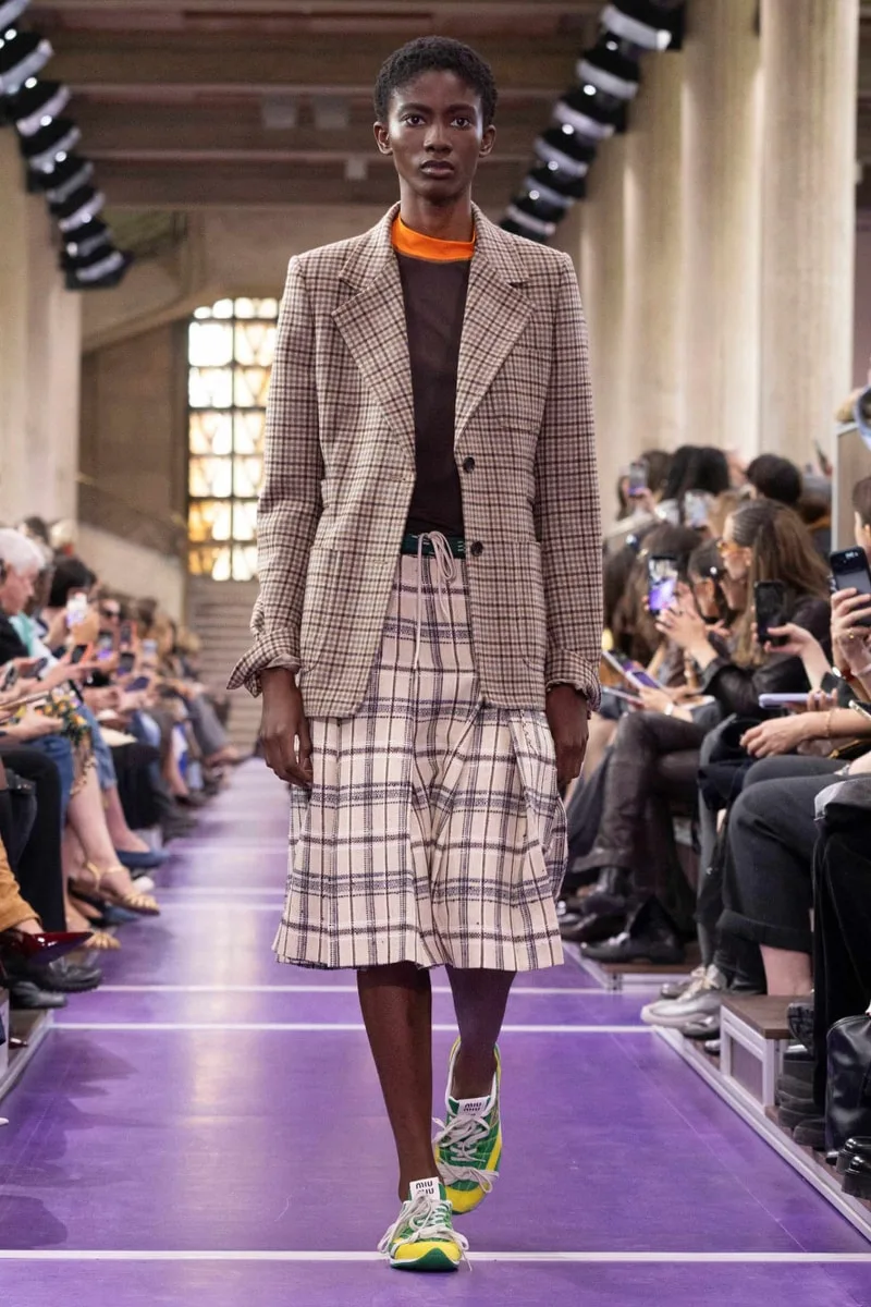 miu-miu-ss27-reinvention-du-quotidien-audacieux/carousel-1.jpg