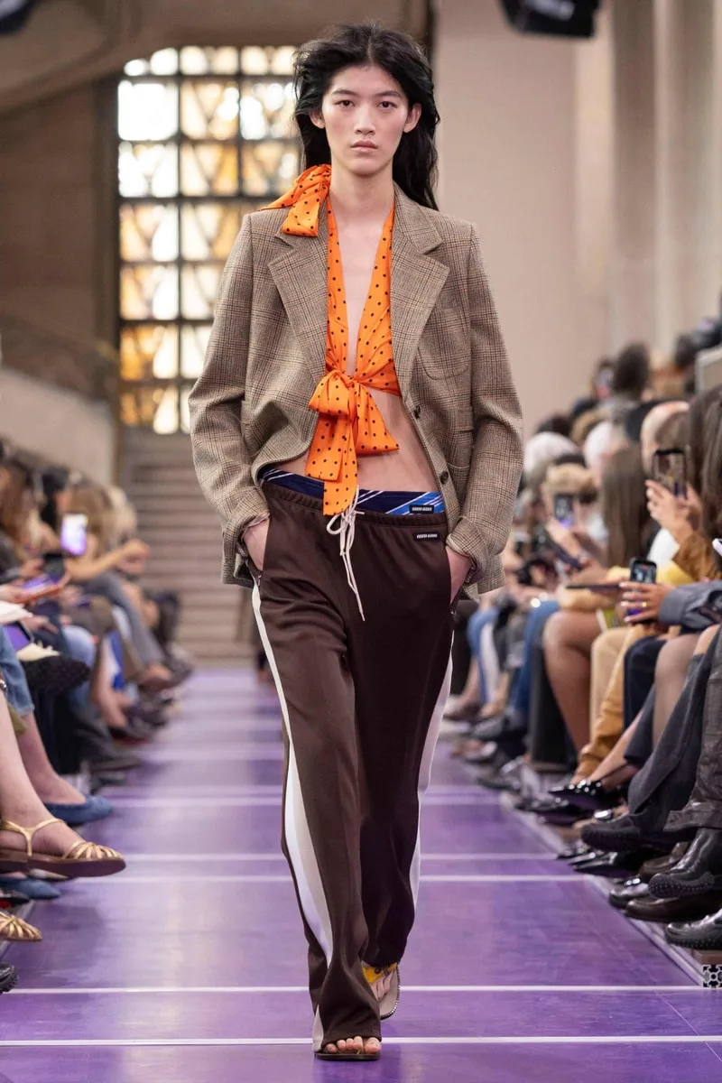miu-miu-ss27-reinvention-du-quotidien-audacieux/carousel-10.jpg