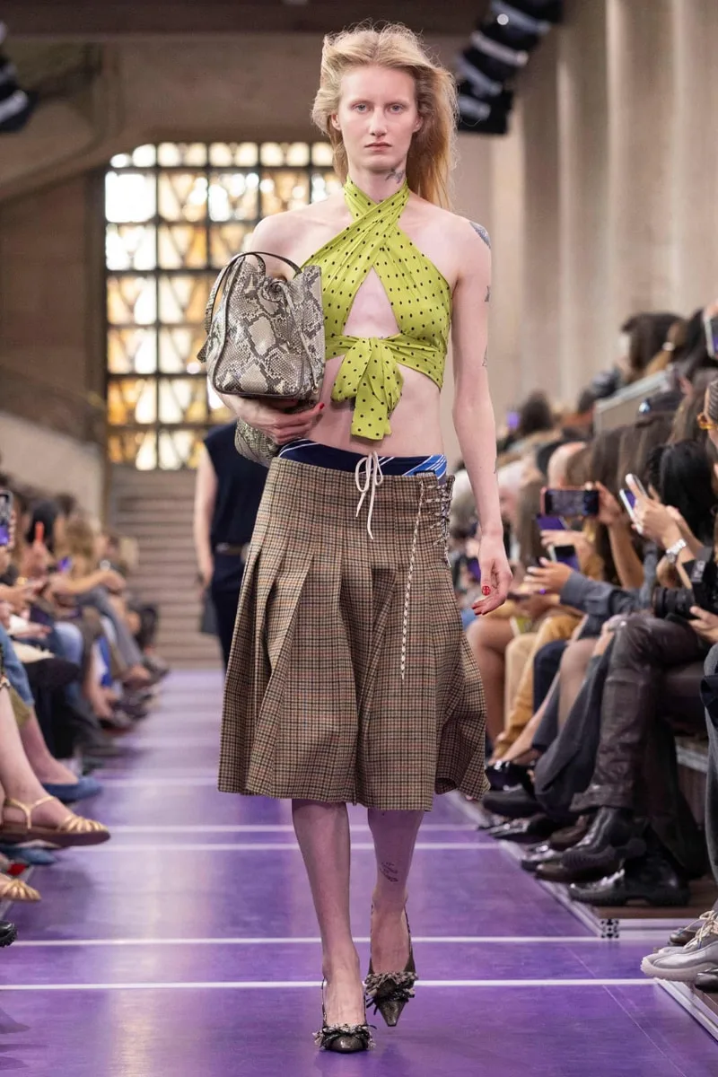 miu-miu-ss27-reinvention-du-quotidien-audacieux/carousel-11.jpg