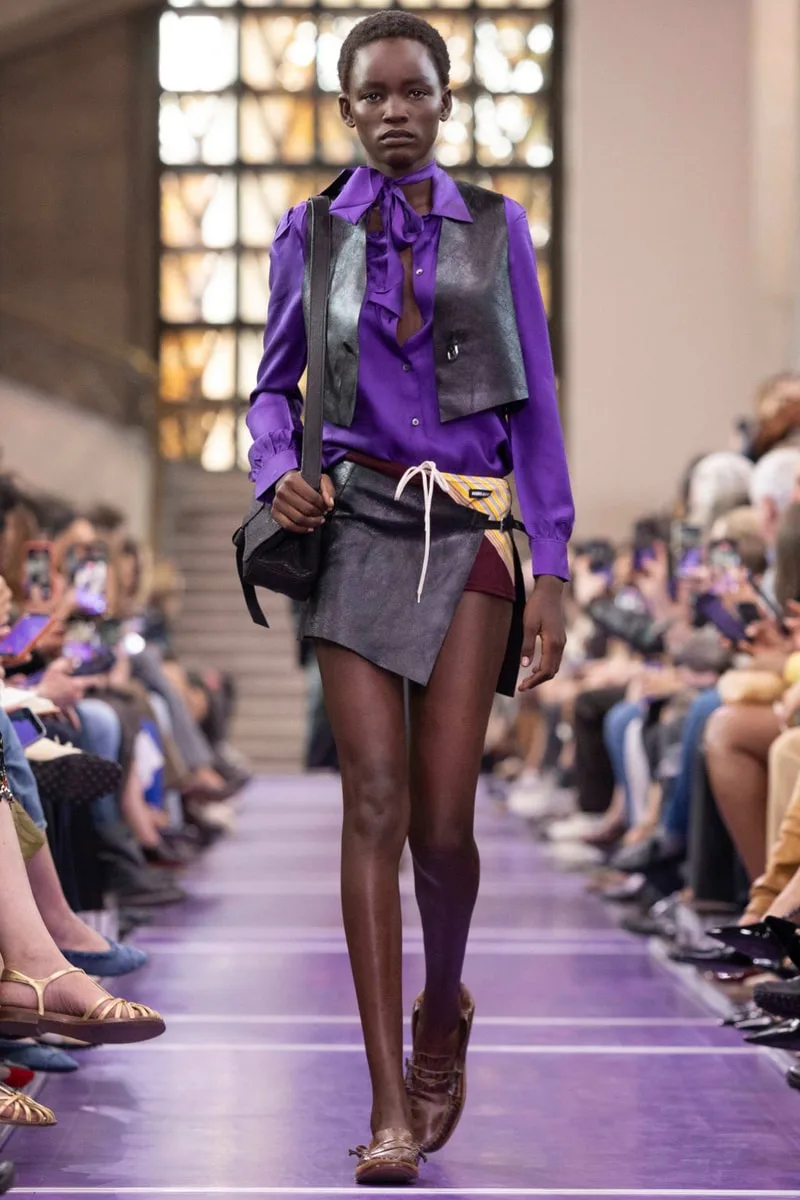 miu-miu-ss27-reinvention-du-quotidien-audacieux/carousel-13.jpg