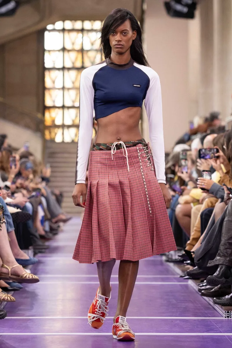 miu-miu-ss27-reinvention-du-quotidien-audacieux/carousel-4.jpg