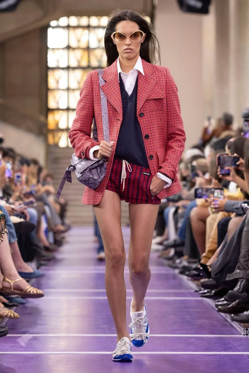 miu-miu-ss27-reinvention-du-quotidien-audacieux/carousel-5.jpg