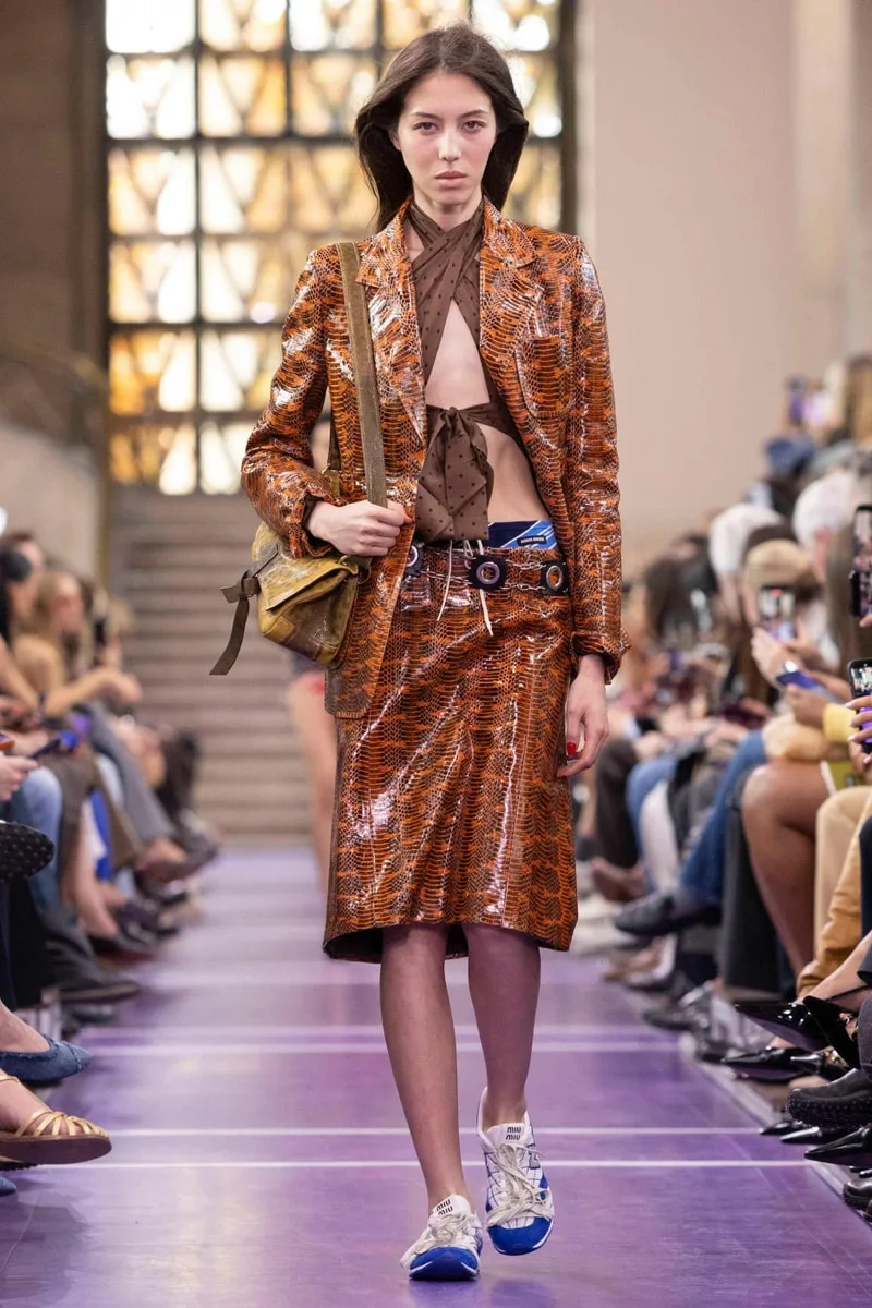 miu-miu-ss27-reinvention-du-quotidien-audacieux/carousel-7.jpg