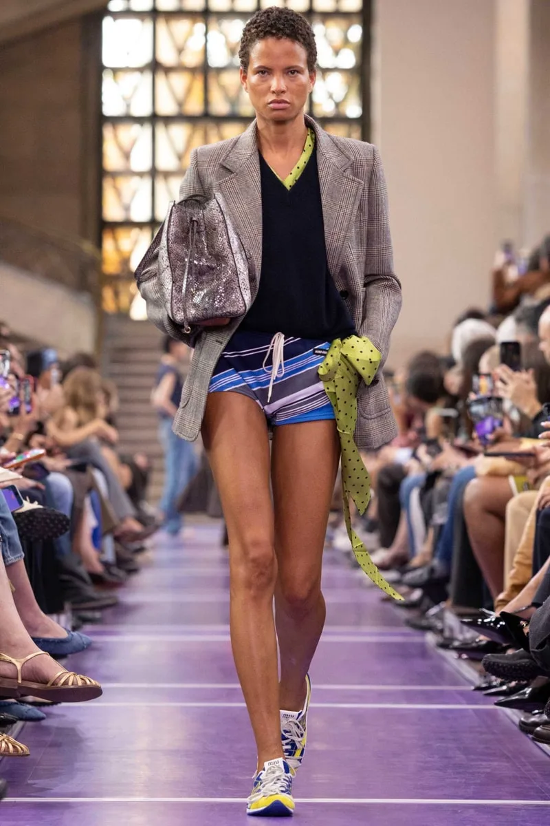 miu-miu-ss27-reinvention-du-quotidien-audacieux/carousel-9.jpg
