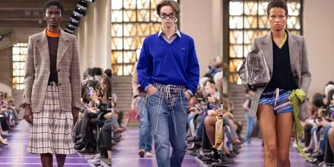 Défilé de mode avec trois mannequins en tenue décontractée et chic.
