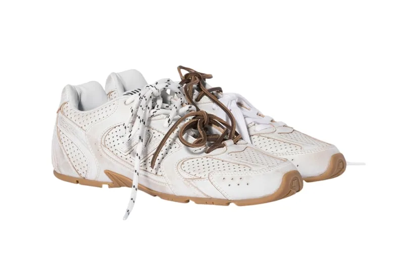 Chaussures blanches avec lacets marron et semelles beiges.