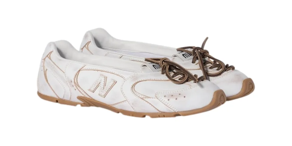Chaussures blanches avec semelles brunes et lacets marron.
