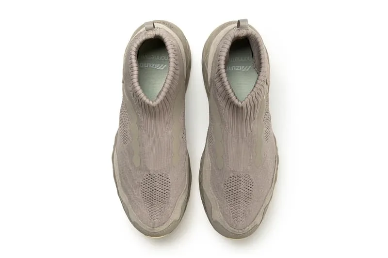 Chaussures beiges sans lacets, vue de dessus.