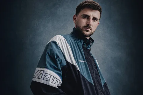 Homme en veste sportive, fond gris foncé
