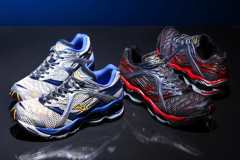 Deux paires de chaussures de sport sur fond sombre.