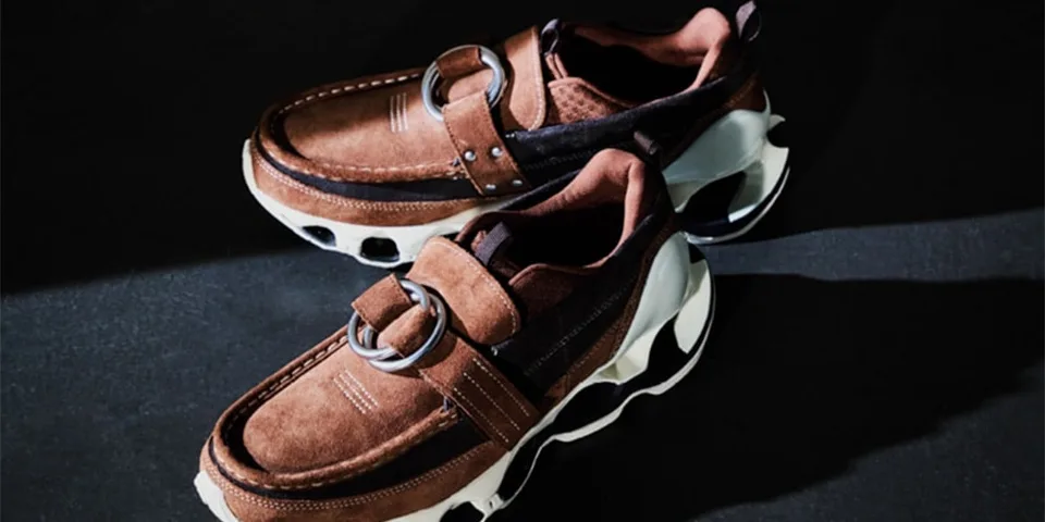 Chaussures brunes avec semelle blanche, style moderne et unique.