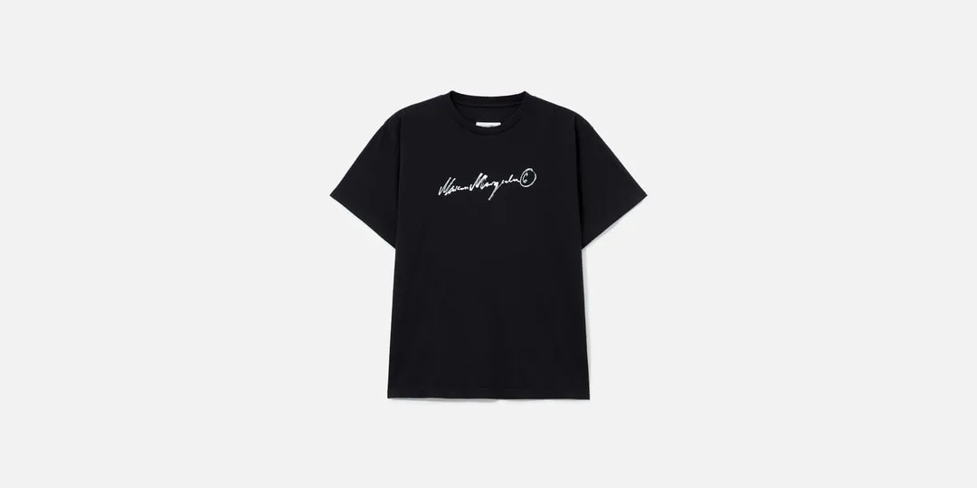 T-shirt noir avec texte blanc sur le devant.