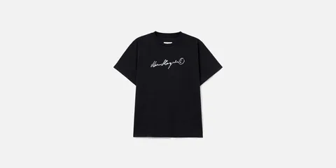 T-shirt noir avec texte blanc sur le devant.