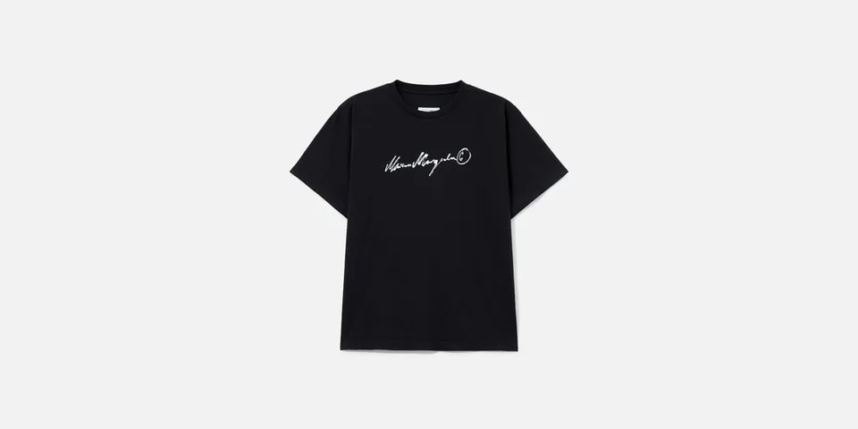 T-shirt noir avec texte blanc sur le devant.