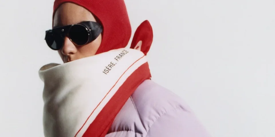 Personne aux lunettes de soleil, écharpe rouge et blanche, bonnet rouge.