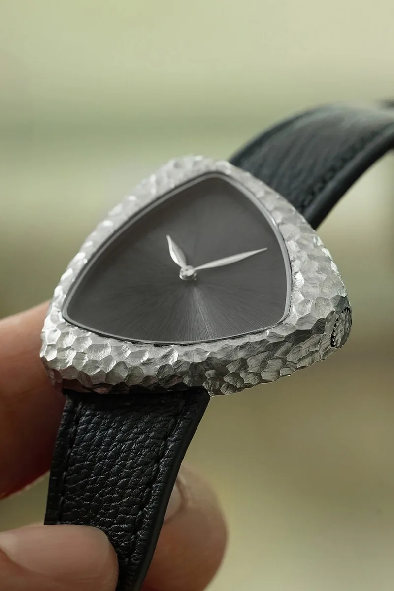 Montre avec boîtier triangulaire et bracelet en cuir noir
