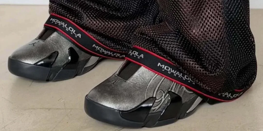 Chaussures métalliques avec pantalons en maille, texte Mowalola visible.