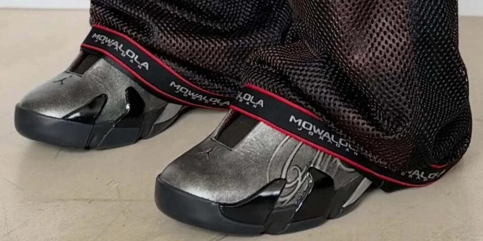 Chaussures métalliques avec pantalons en maille, texte Mowalola visible.