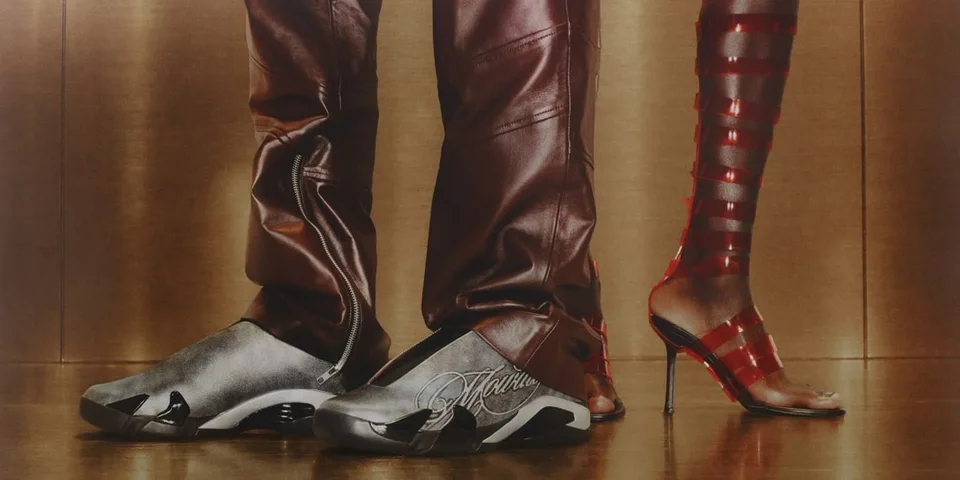 Chaussures futuristes et cuir marron, sandale rouge à lanières.