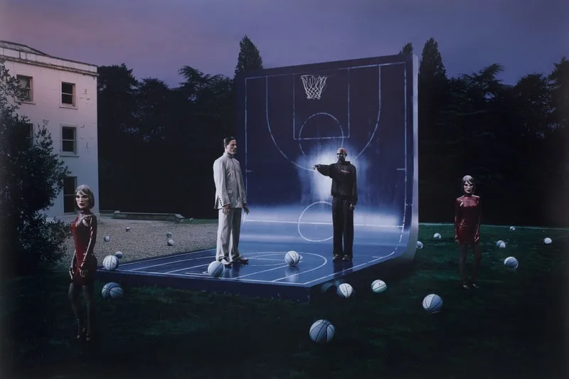 Terrain de basket surréaliste avec mannequins et ballons.