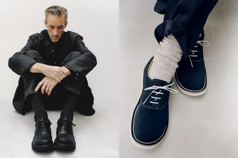 Chaussures élégantes avec chaussettes assorties, homme en arrière-plan, style moderne.