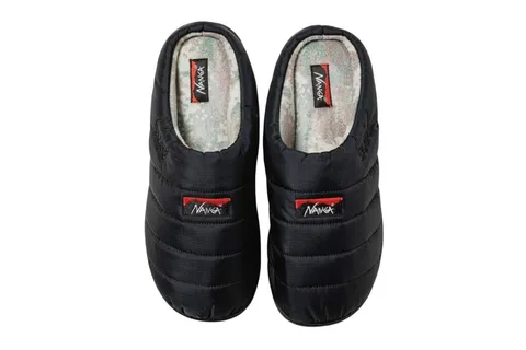 Paire de pantoufles noires avec étiquette rouge.