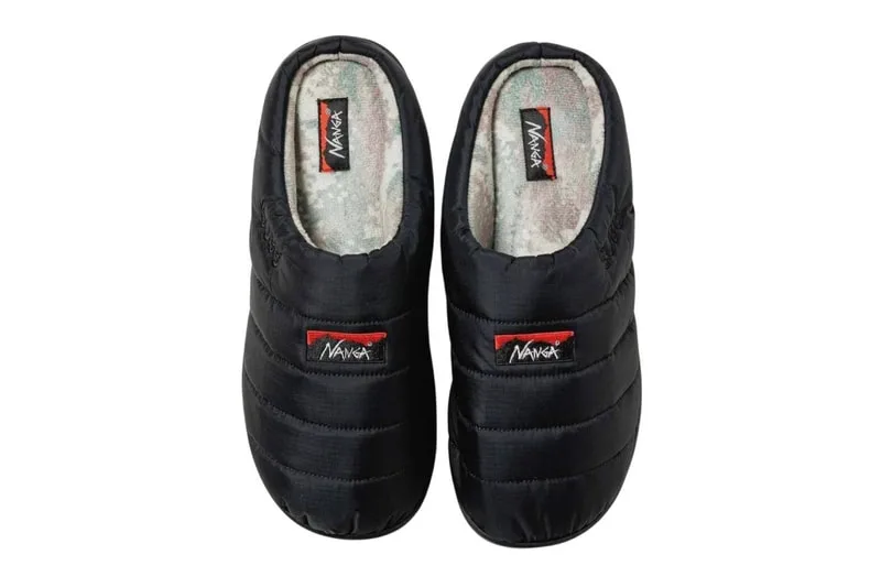 Paire de pantoufles noires avec étiquette rouge.