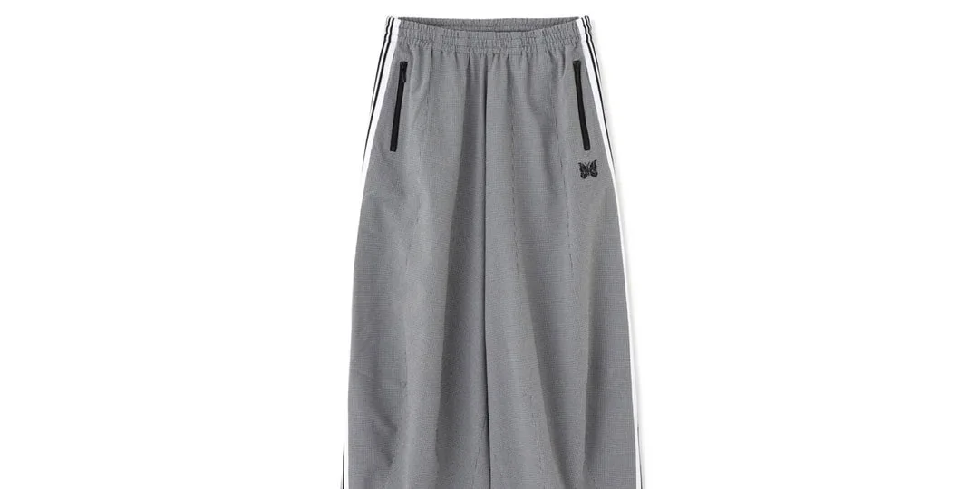 Pantalon gris avec papillon brodé, rayures blanches sur les côtés.