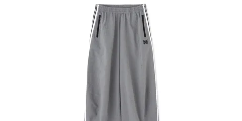 Pantalon gris avec papillon brodé, rayures blanches sur les côtés.