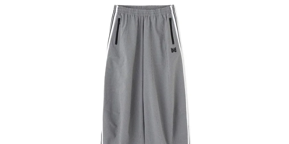 Pantalon gris avec papillon brodé, rayures blanches sur les côtés.