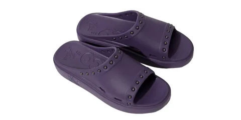 Sandales violettes à semelle épaisse et clous.