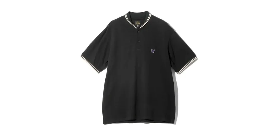 Polo noir à manches courtes avec col et liseré contrastant