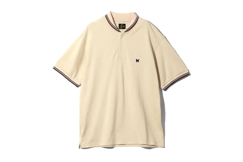Polo beige avec motif papillon.