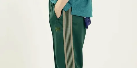 Personne portant un pantalon vert et un haut bleu.