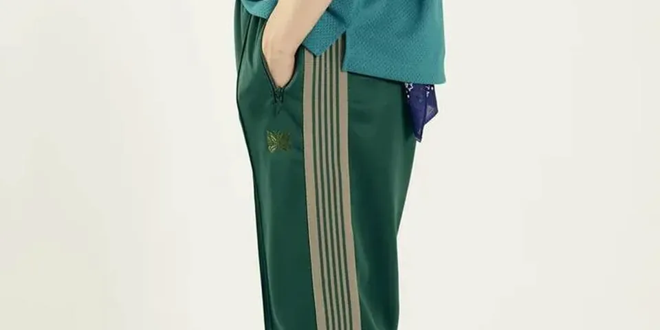 Personne portant un pantalon vert et un haut bleu.