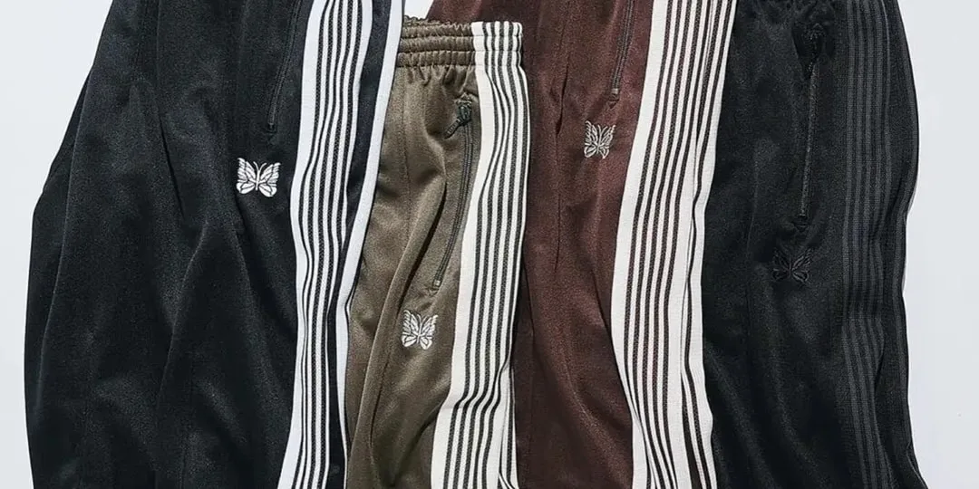 Quatre pantalons à rayures avec logo papillon.