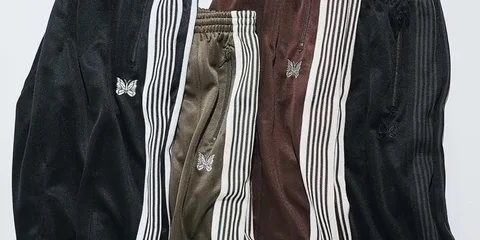Quatre pantalons à rayures avec logo papillon.