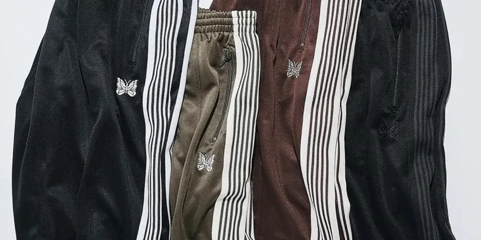 Quatre pantalons à rayures avec logo papillon.