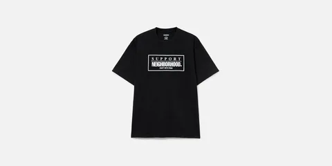 T-shirt noir avec texte blanc 'Support Neighborhood'.