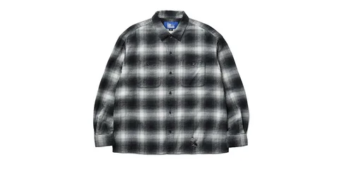 Chemise à carreaux noirs et blancs, manches longues.