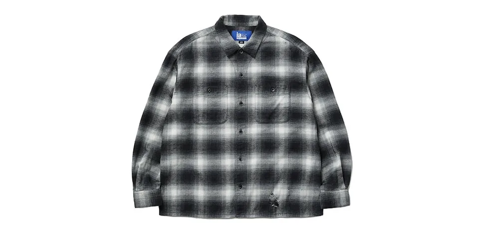 Chemise à carreaux noirs et blancs, manches longues.