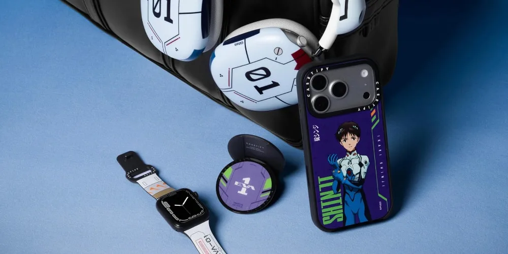 Accessoires à thème d'anime sur fond bleu.